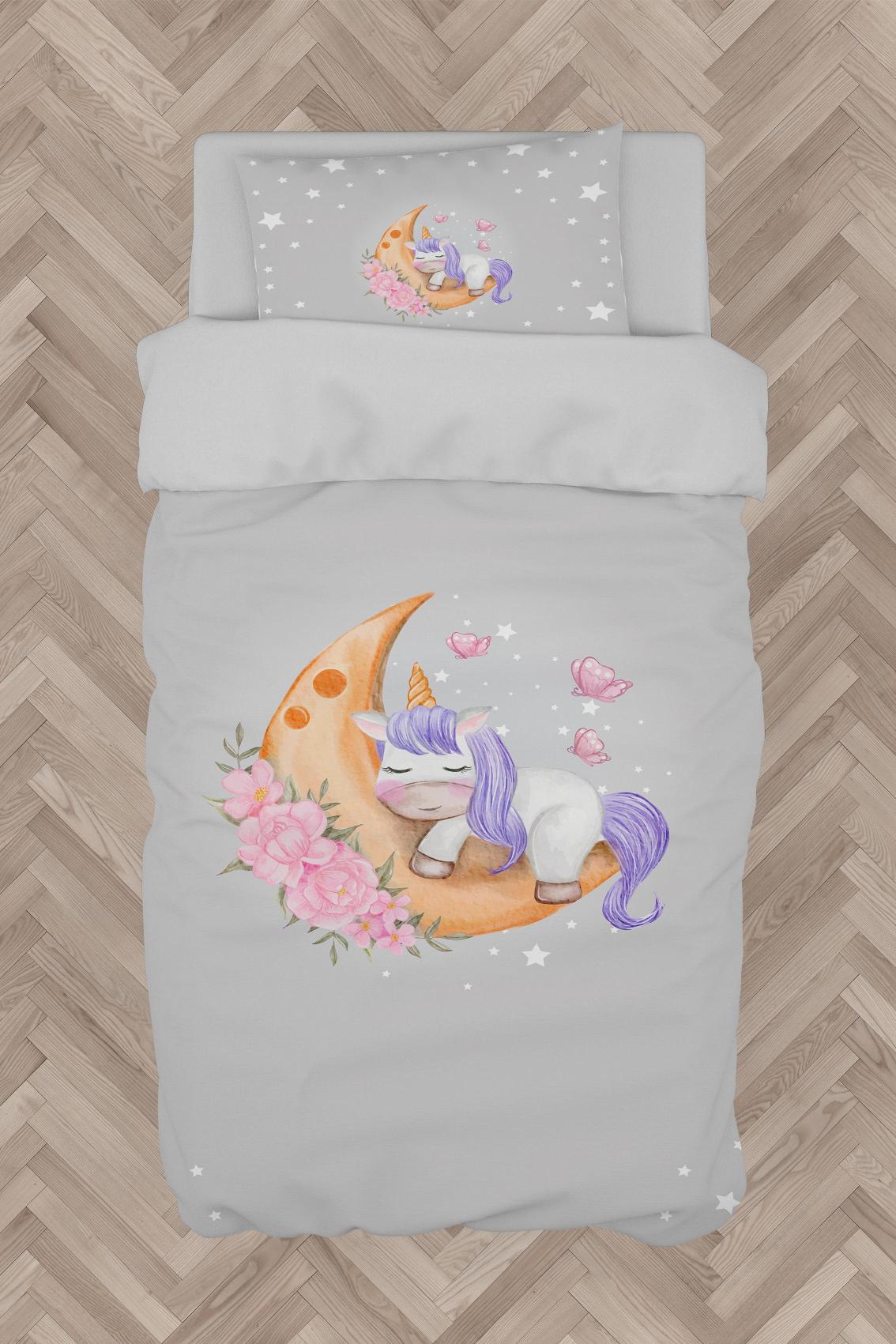 MEKTA%20HOME%20BEBEK%20VE%20ÇOCUK%20ODASI%20Aya%20Sarılan%20Unicorn%20Desenli%20Gri%20Nevresim%20Takımı